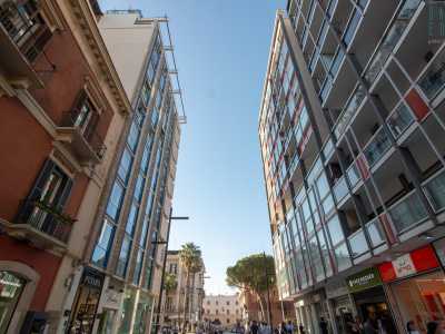 E cos�, affiancati dai moderni palazzi Conte Celio Sabini e Borrea (degli architetti Chiaia e Napolitano), usciamo da via Sparano, la strada pi� contradditoria e pi� amata di Bari